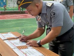 Rumah Tahanan Negara Kelas IIB Bangkalan, Kanwil Kemenkumham Jawa Timur melaksanakan kegiatan Penandatanganan Komitmen Bersama dalam pembanguanan Zona Integritas menuju Wilayah Bebas Dari Korupsi (WBK) dan Wilayah Birokrasi Bersih dan Melayani (WBBM) Tahun 2024. Senin (22/01/2024).