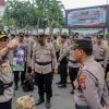 Wakapolrestabes Surabaya memimpin Apel Gelar Perlengkapan Personil Pengamanan TPS Pemilu 2024 di Halaman Apel A Polrestabes Surabaya, Sabtu (10/2/24).