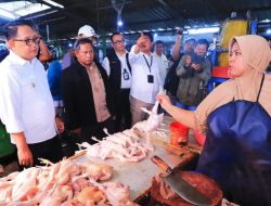 Pj. Gubernur Jawa Timur Adhy Karyono turun langsung meninjau stok bahan pangan atau bahan pokok di Pasar Larangan Sidoarjo dan Gudang Bulog di Kawasan Buduran, Kabupaten Sidoarjo, Sabtu (17/2) pagi.